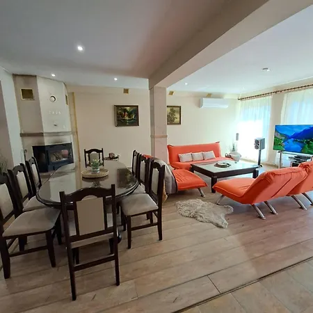 луксозна къща лешниците с.младежко Mladezhko