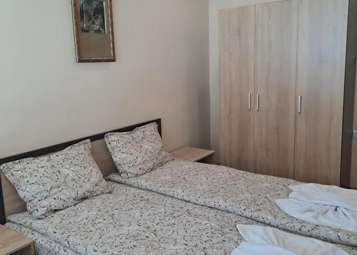 луксозна къща лешниците с.младежко Mladezsko