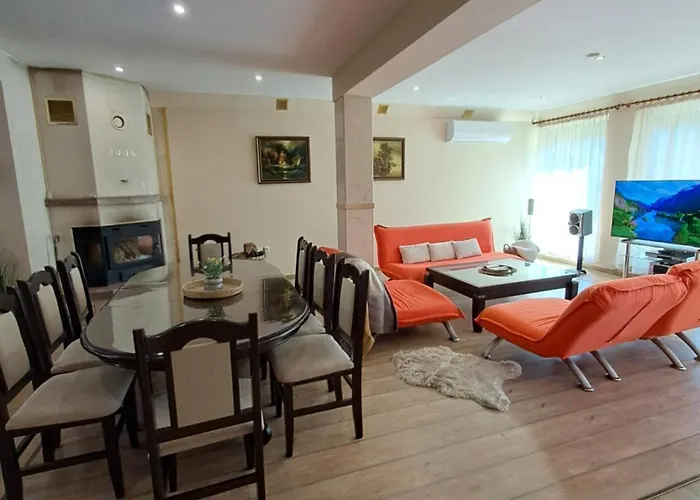 луксозна къща лешниците с.младежко Mladezsko